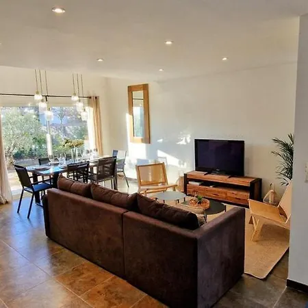 La Catalane, Contemporaine En Bord De Et Climatisee