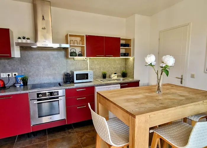 La Catalane, Contemporaine En Bord De Et Climatisee